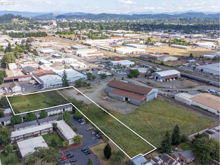 Property Photo:  134 N Cleveland St  OR 97402 