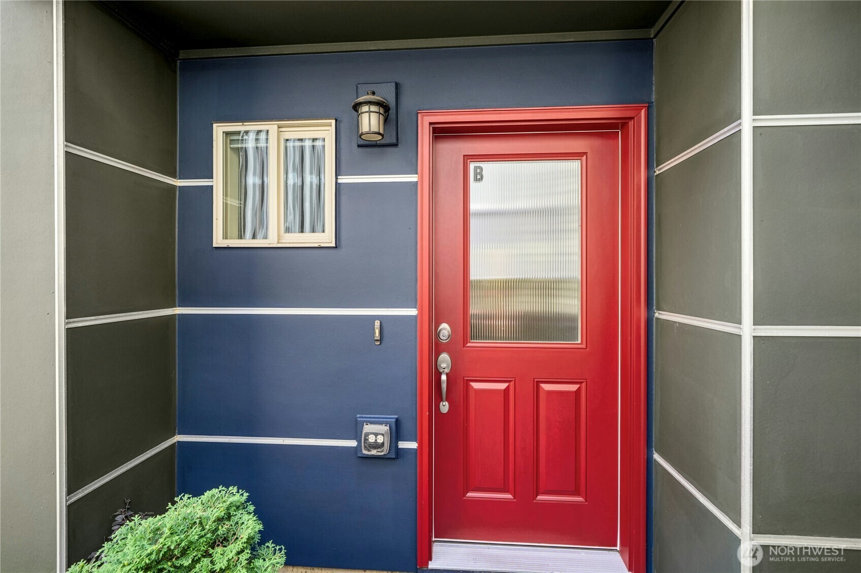 Property Photo:  4795  35th Avenue S B  WA 98118 