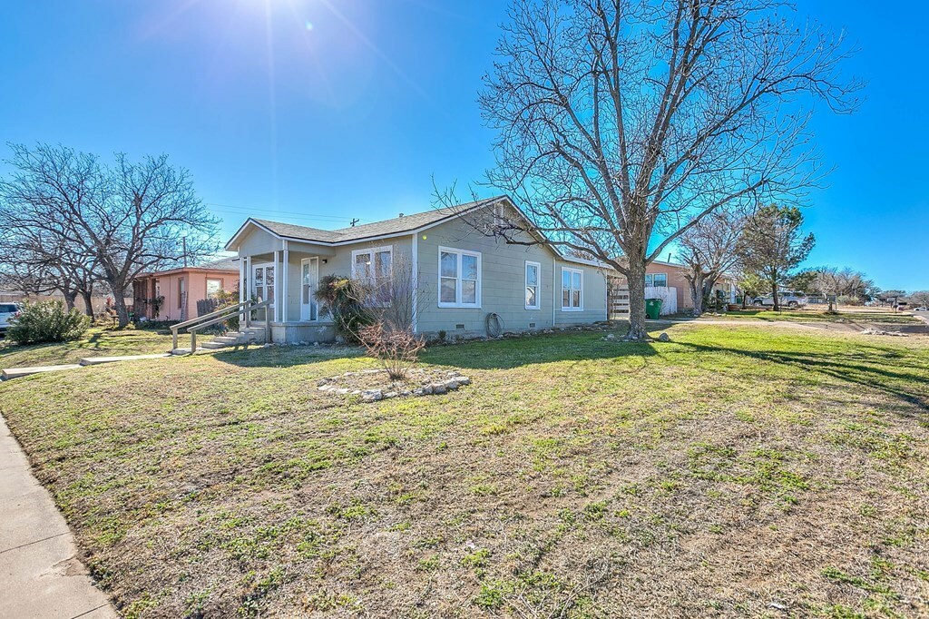 Property Photo: 1221 Howard Ave TX 76901