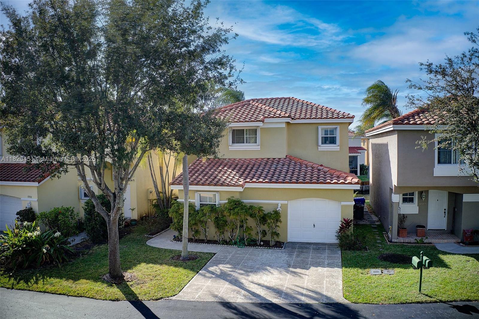 Property Photo: 1762 E Trafalgar Cir FL 33020