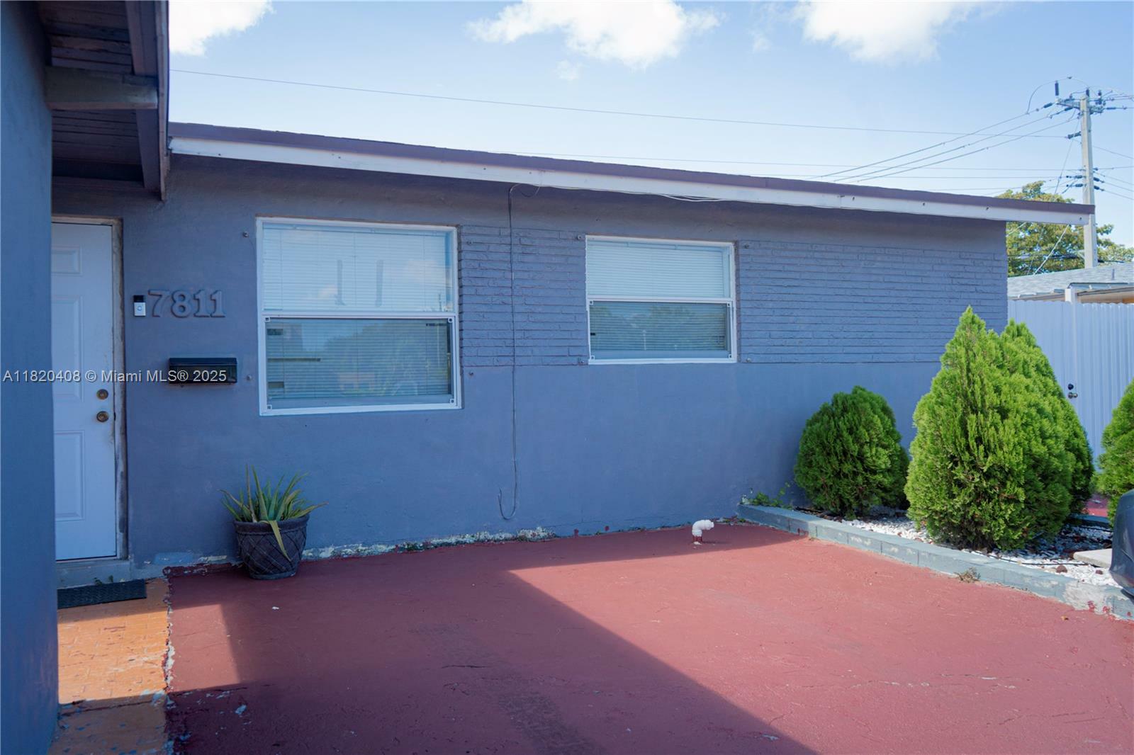 Property Photo: 7811 Sheridan St FL 33024