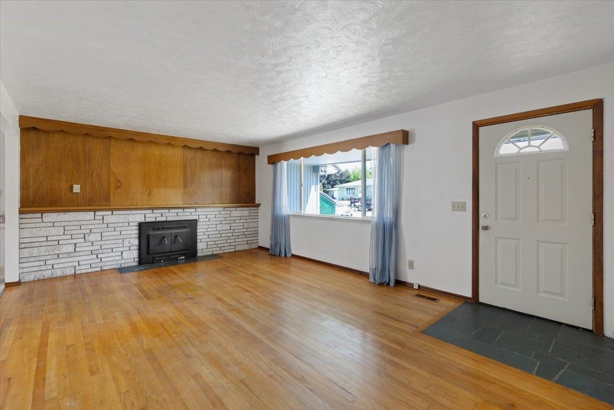 Property Photo: 11805 E Grace Ave WA 99206