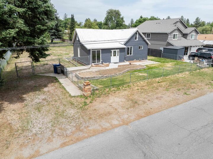 Property Photo:  109 E 6th St  WA 99009 