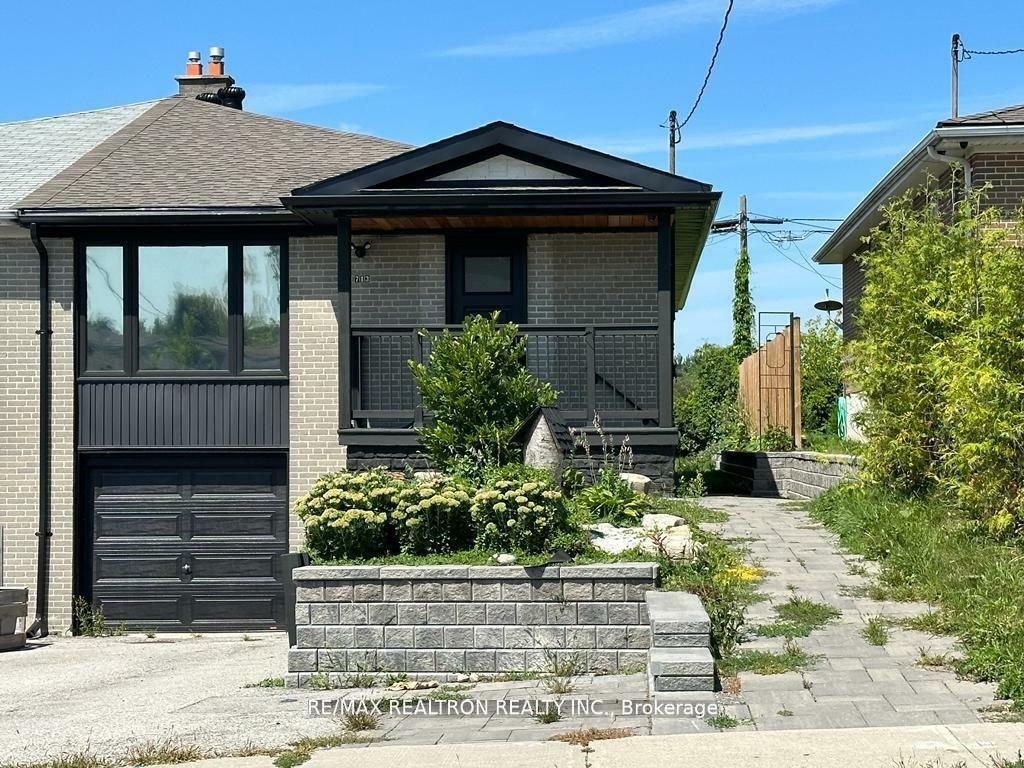 Property Photo: 713 Sunnypoint Drive ON L3Y 2Z7