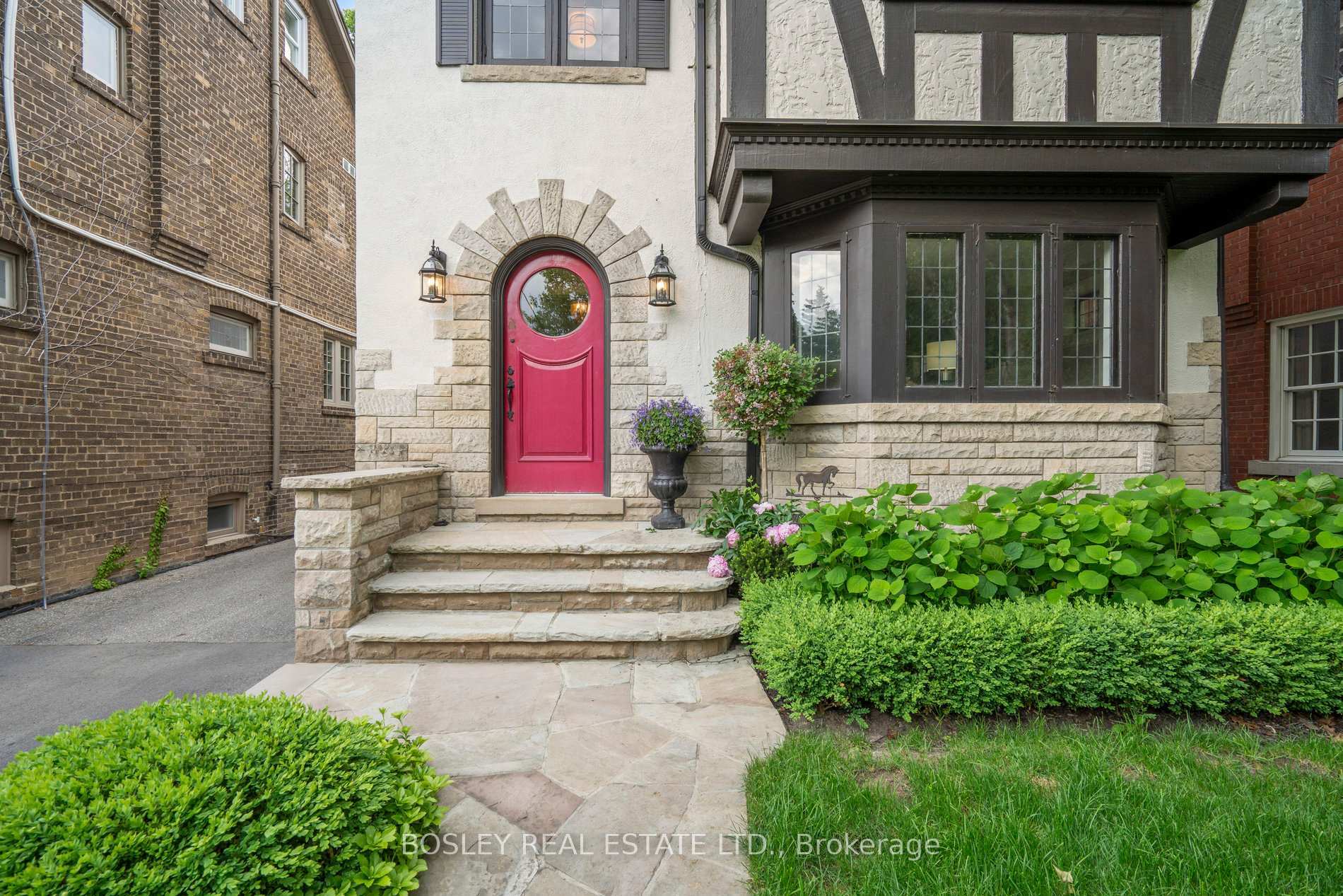 Photo de la propriété: 294 Douglas Drive ON M4W 2C2