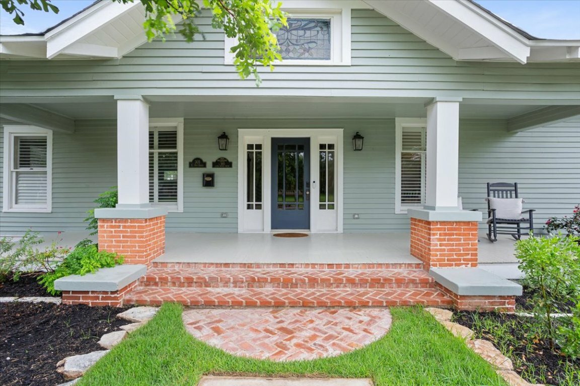 Property Photo: 305 E 8th Street TX 78626
