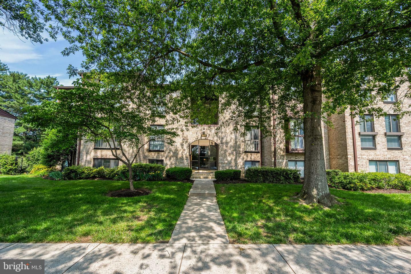 Property Photo: 2074 Royal Fern Court 1C VA 20191