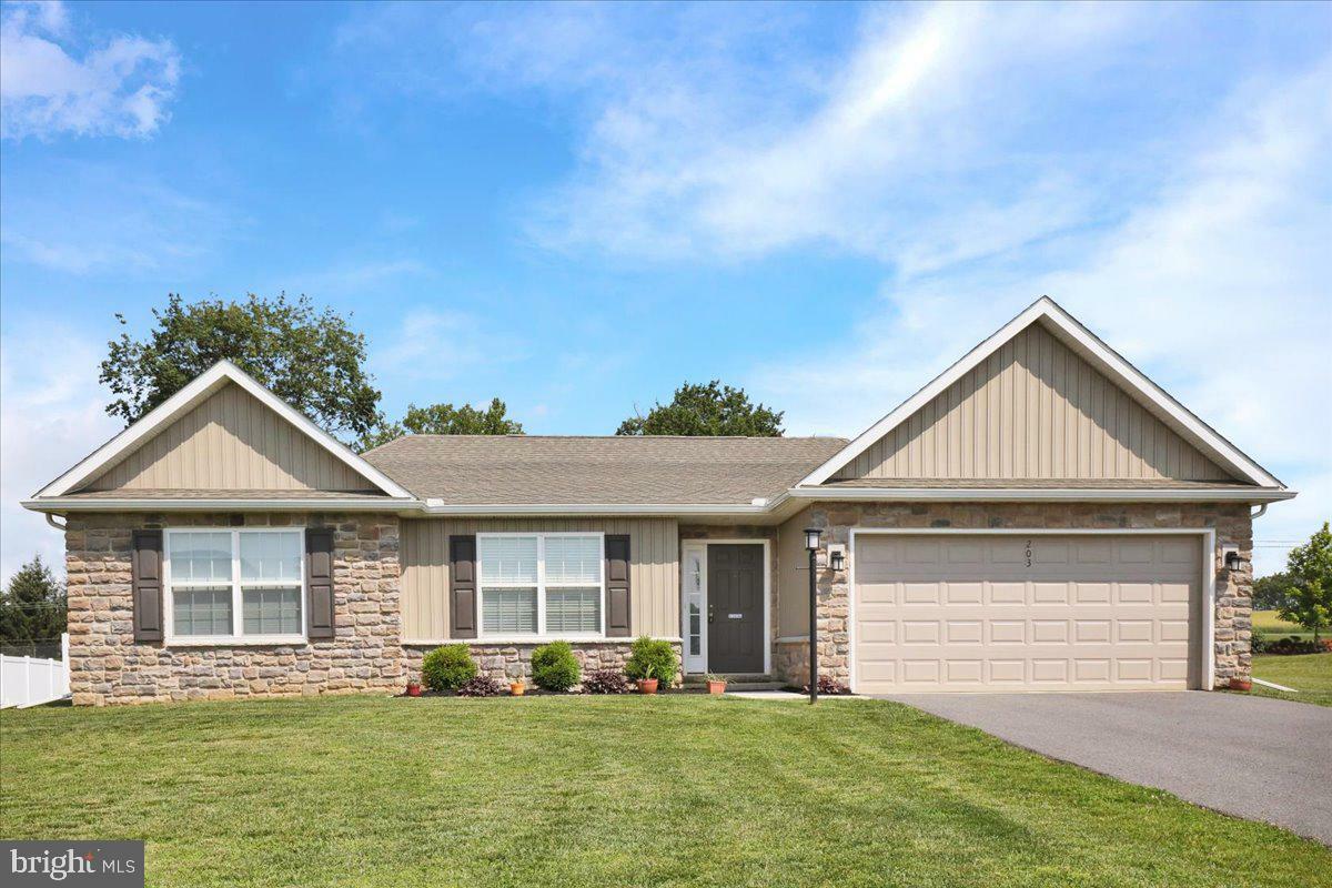 203 Gardenia Lane  Lebanon PA 17042 photo
