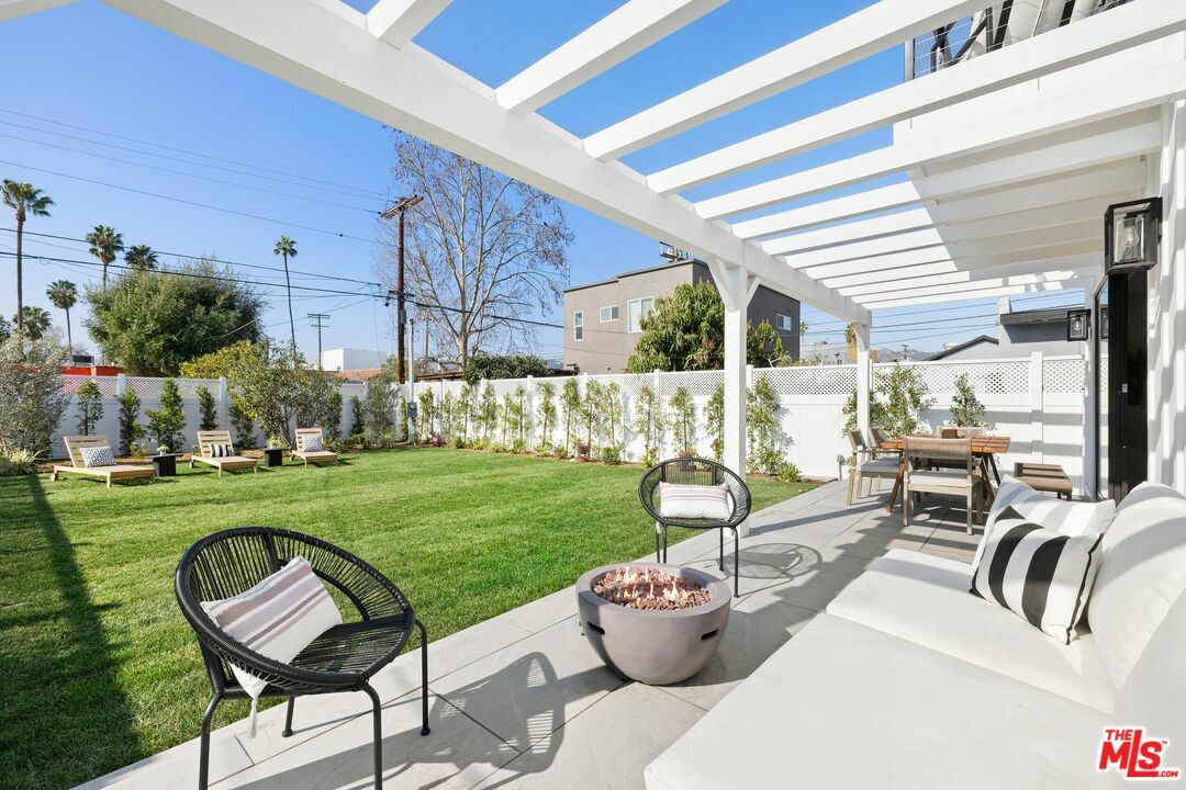 Property Photo:  633 N Formosa Ave  CA 90036 