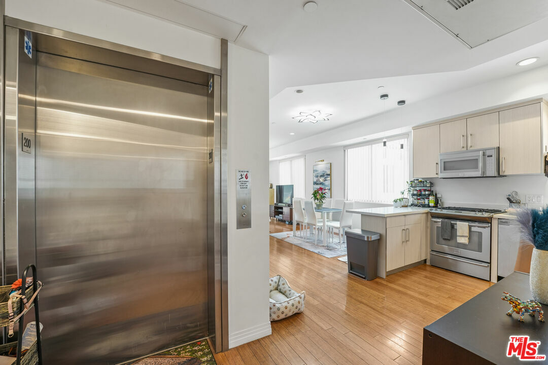 Property Photo: 819 Holt Ave CA 90035