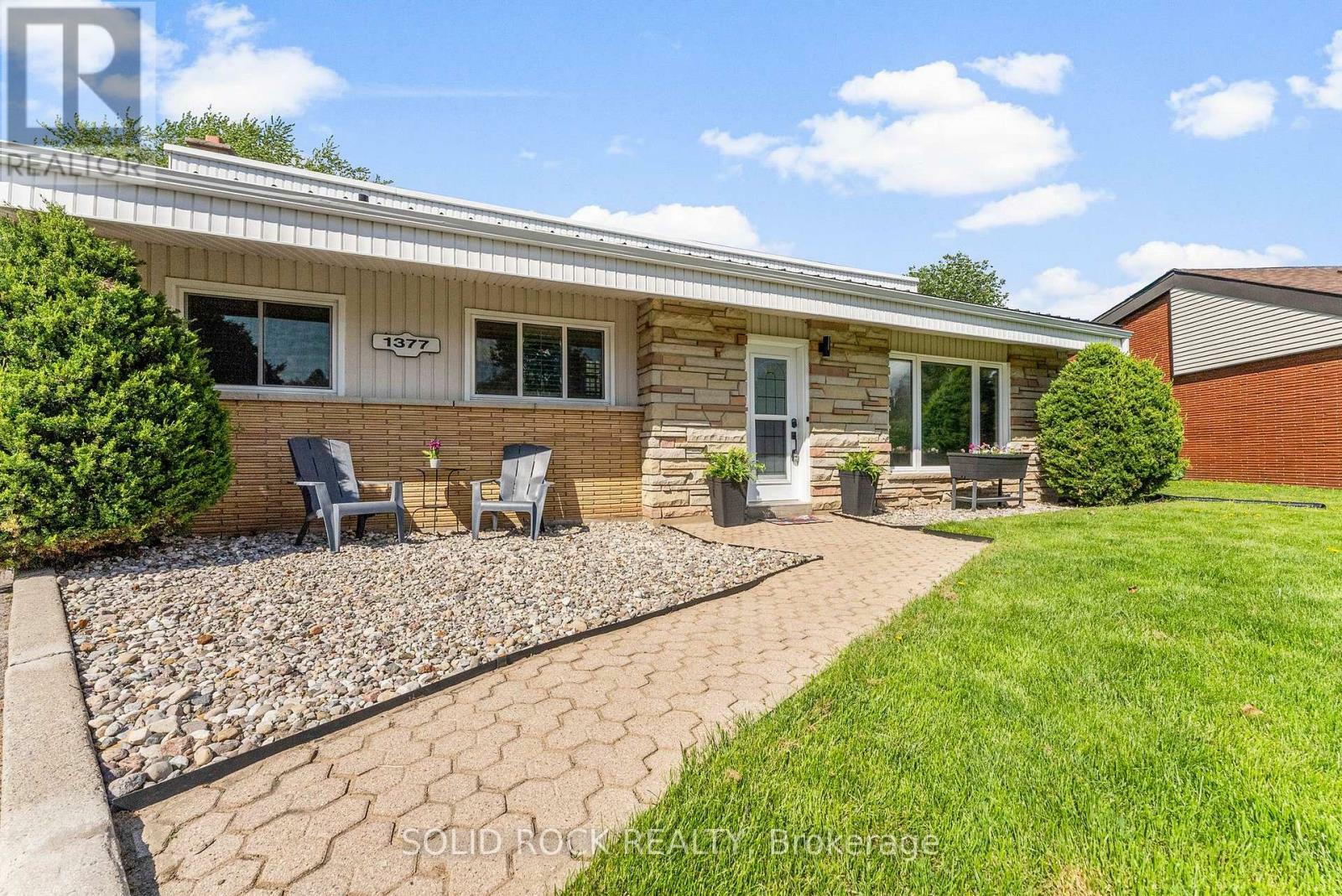 Photo de la propriété: 1377 Toulon Street ON K1E 1J2