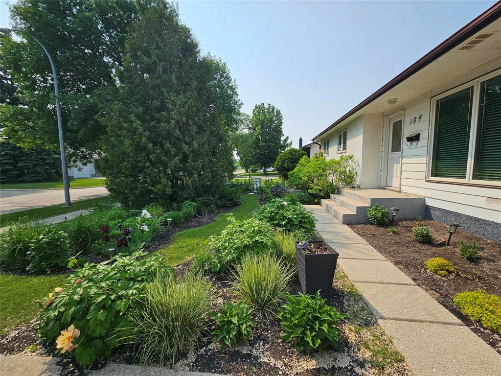 Property Photo:  184 Eade Crescent  MB R2G 0R5 