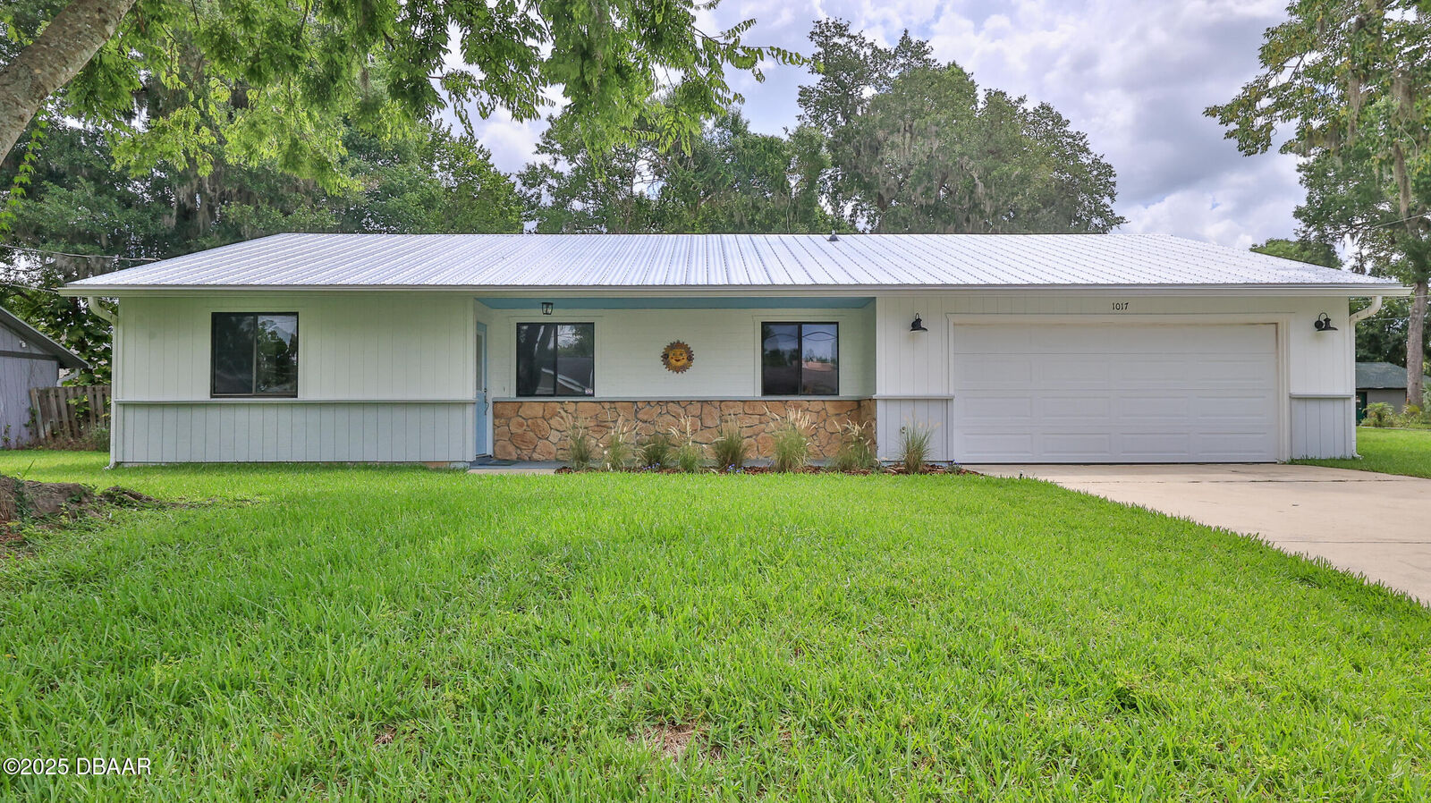 Property Photo: 1017 Chippewa Trail FL 32117