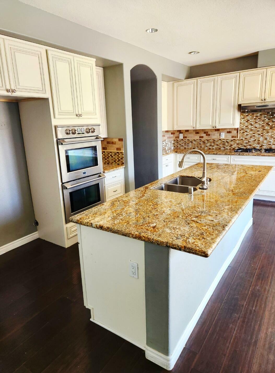 Property Photo: 2300 Thorncroft Circle CA 93551