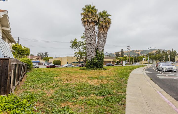 Property Photo: 1405 Grand Ave CA 94577
