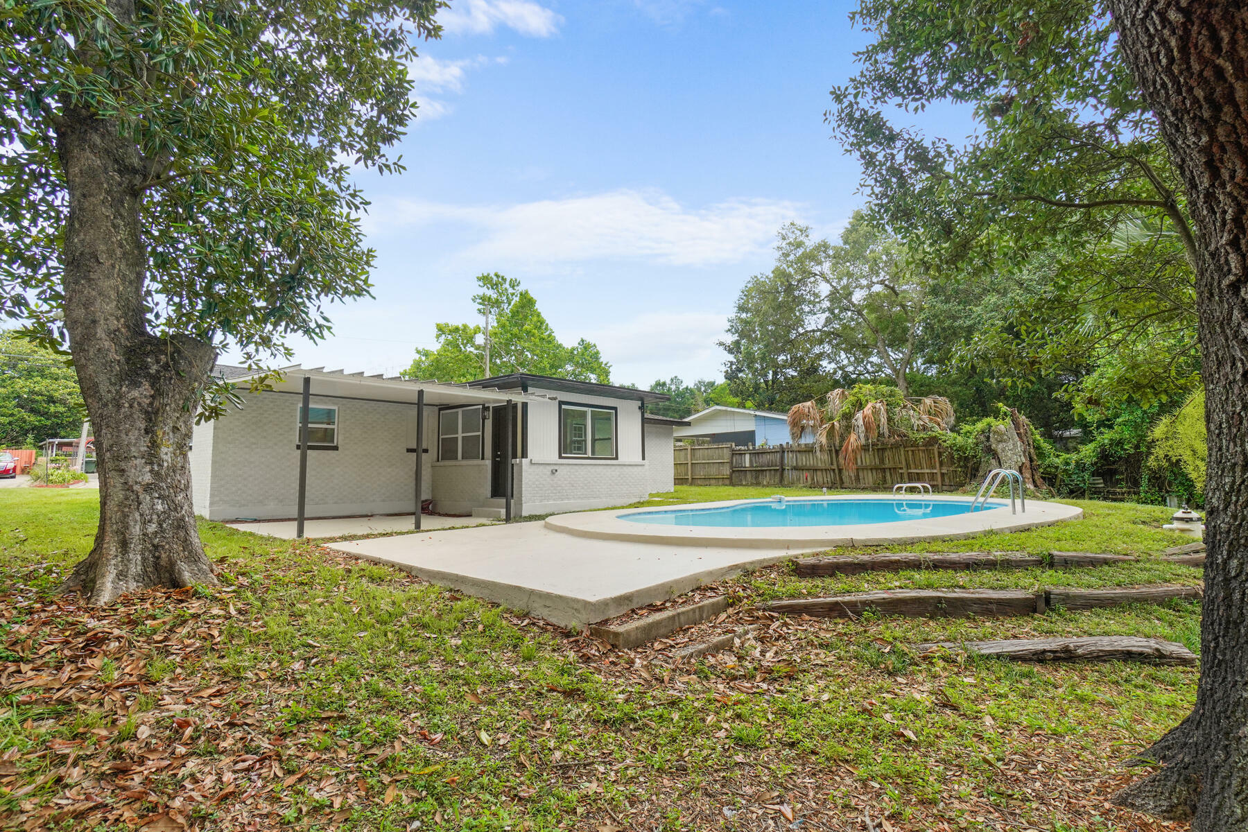 Property Photo:  1023 W Webster Drive  FL 32505 