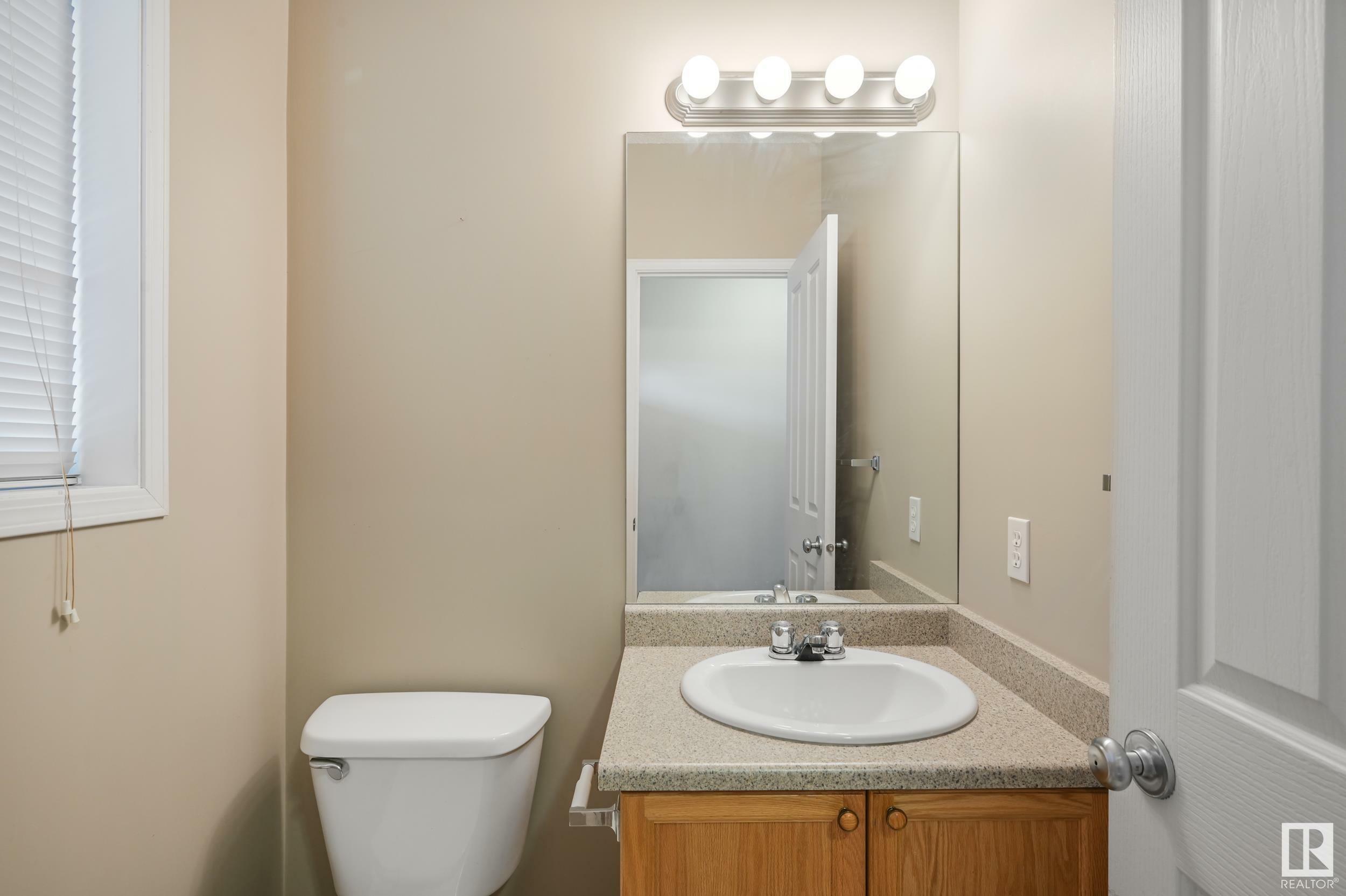 Photo de la propriété:  5240 204 Street NW  AB T6M 2Y9 