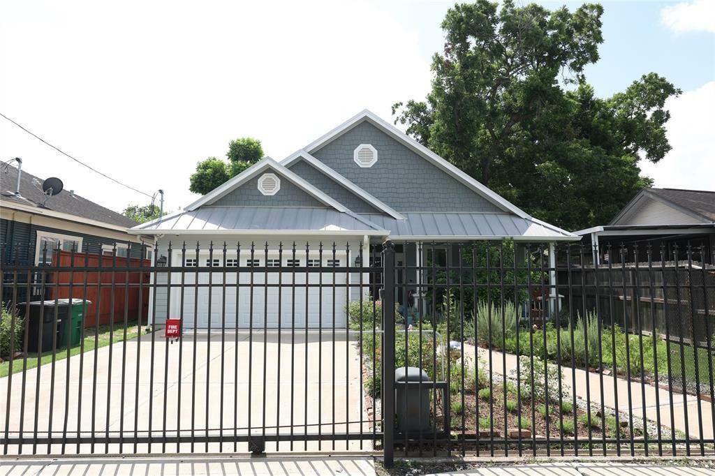 Property Photo:  212 Greenwood Street  TX 77011 