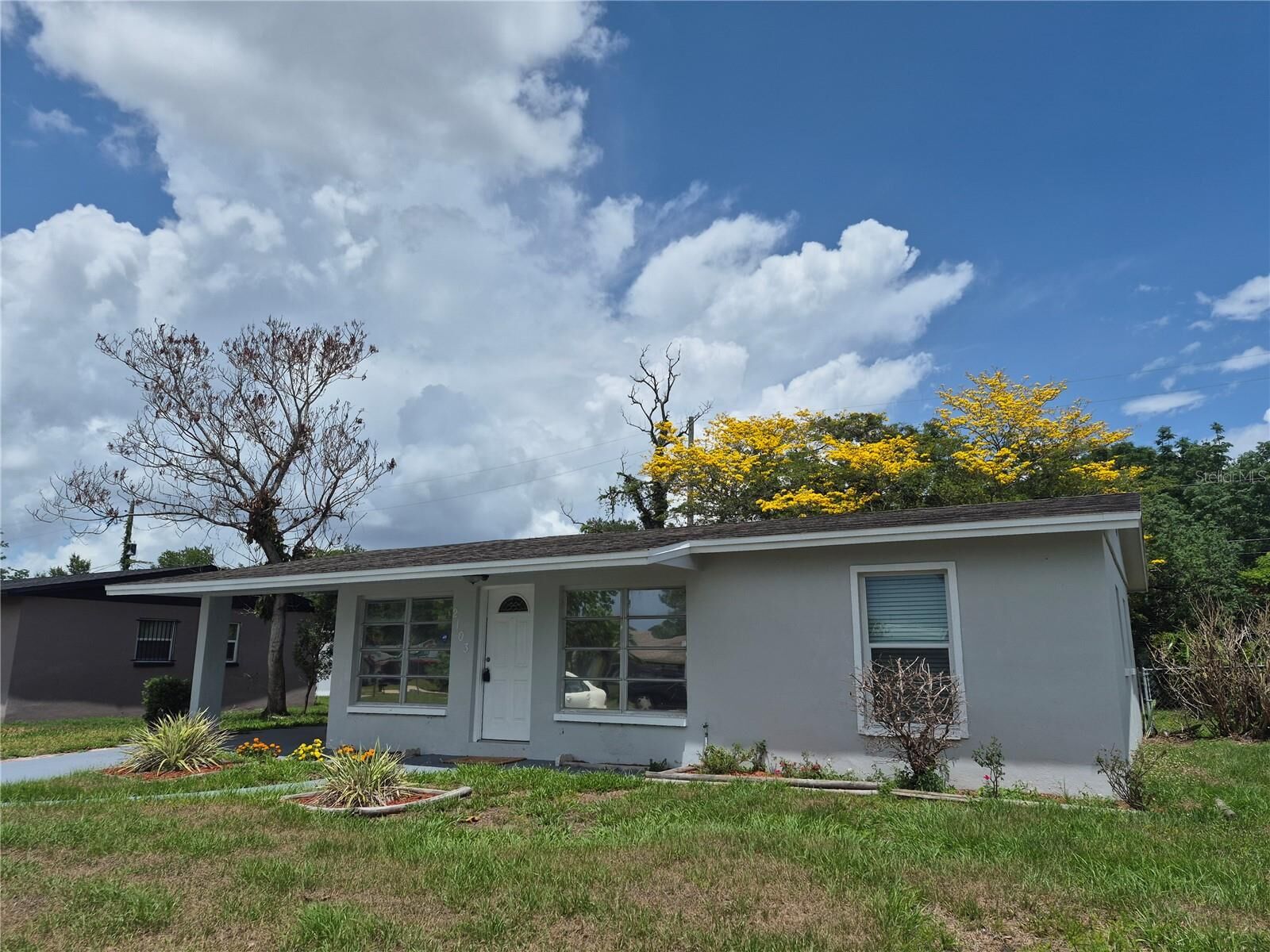 Property Photo: 2103 Mantilla Avenue FL 32811