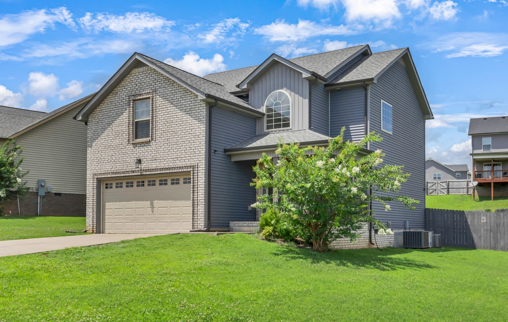 Property Photo: 843 Crestone Ln TN 37042