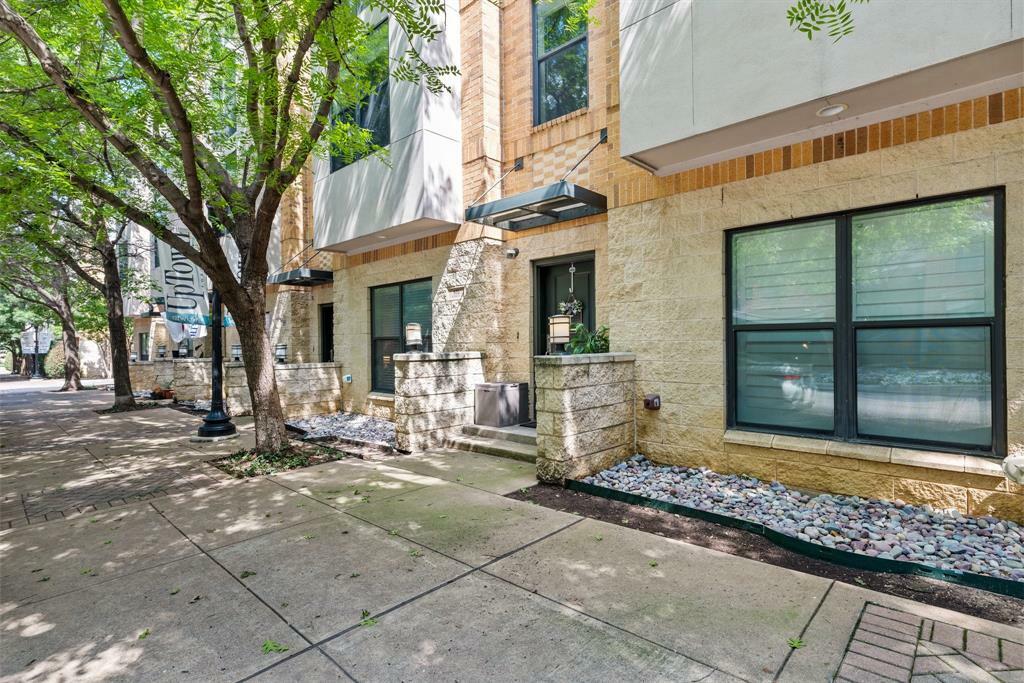 Property Photo: 632 E Bluff Street TX 76102