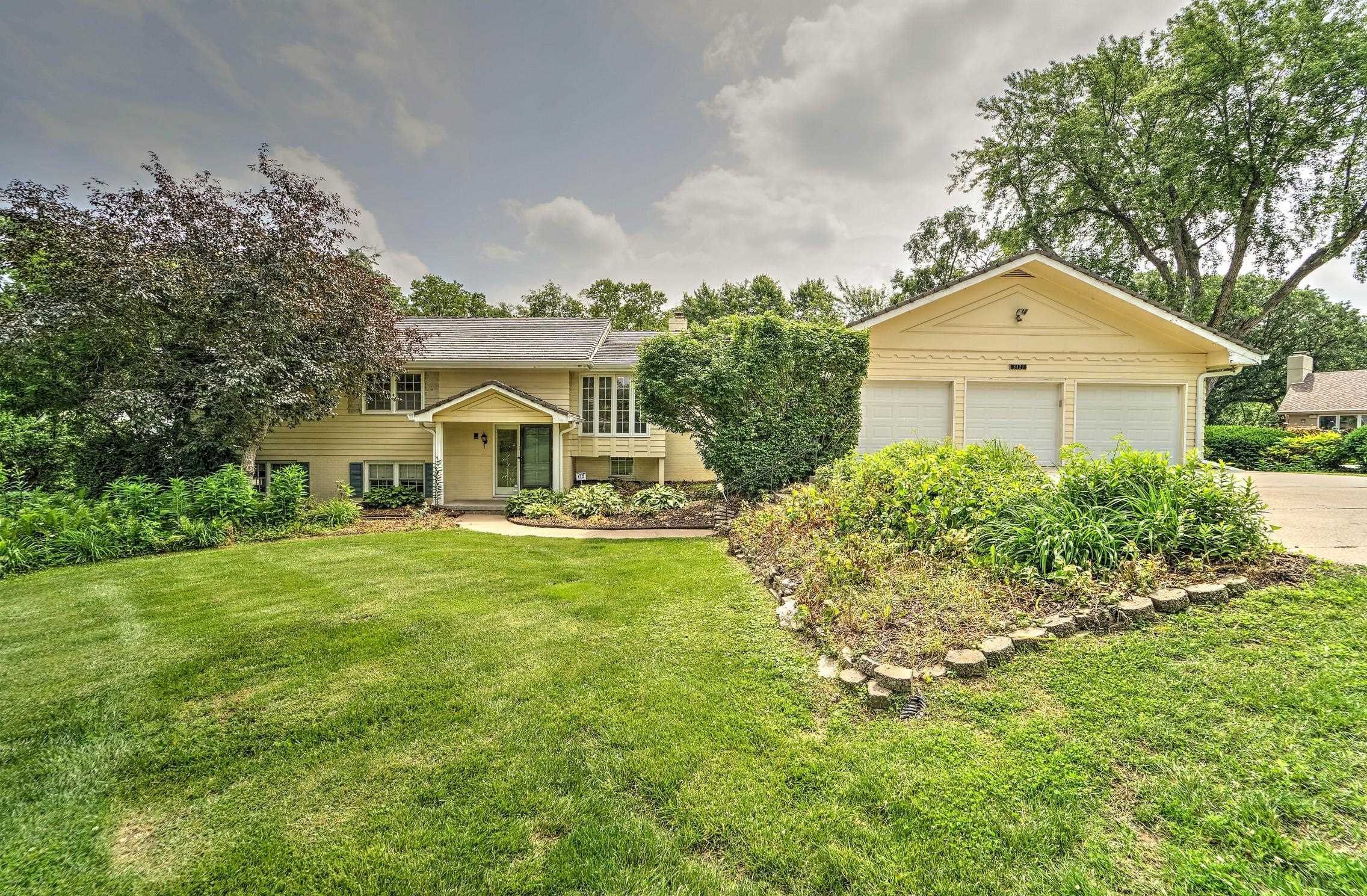 Property Photo: 3321 S 101st Street NE 68124