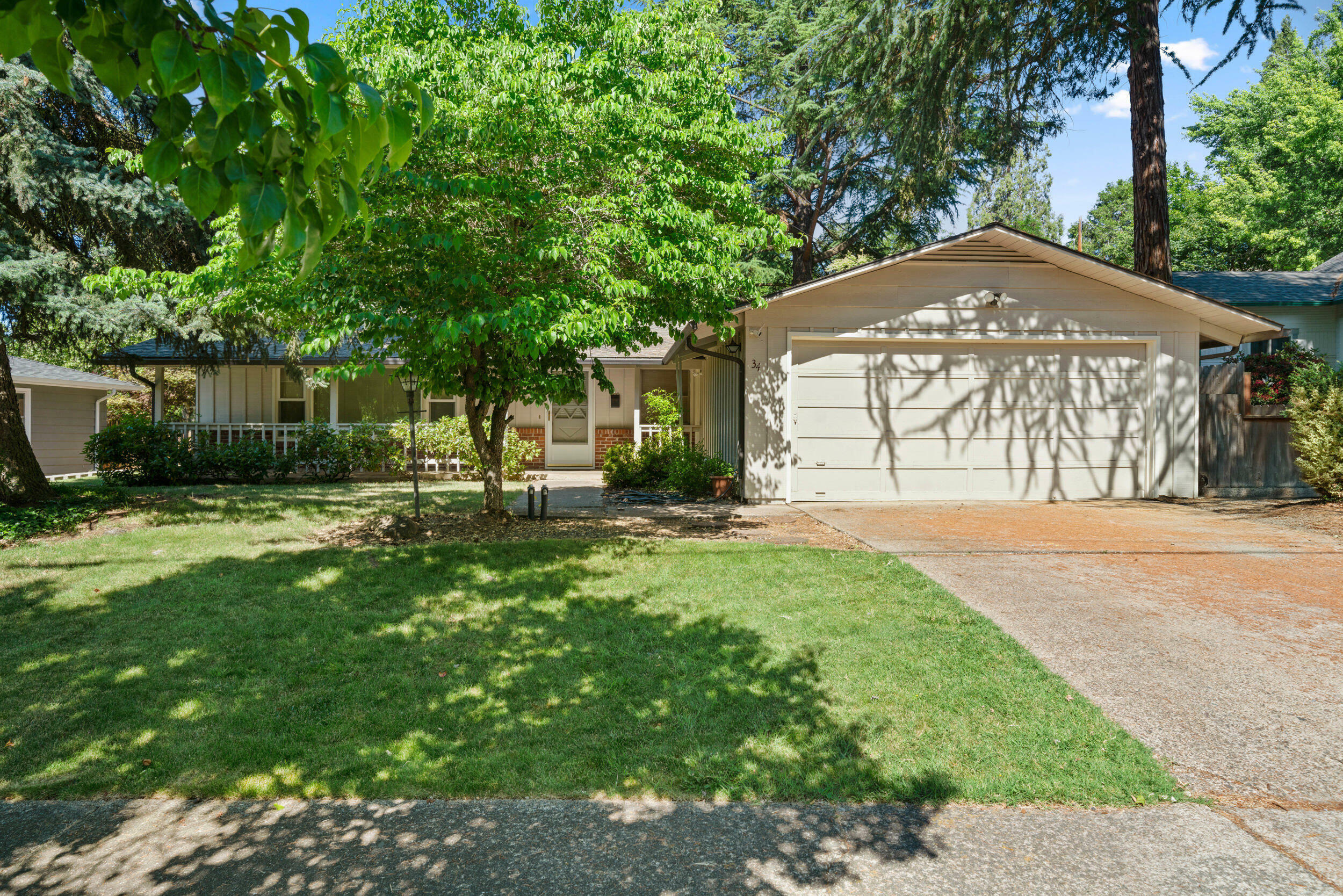 Property Photo: 34 S Keene Way Drive OR 97504