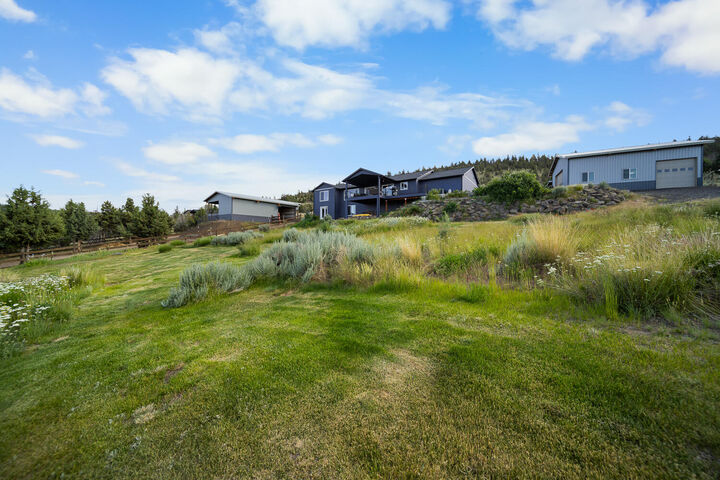 Property Photo:  7408 SE Night Hawk Court  OR 97754 