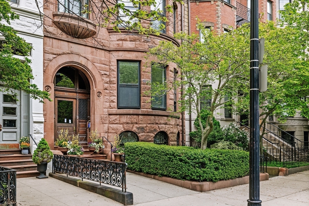 Property Photo: 316 Beacon St 1 MA 02116