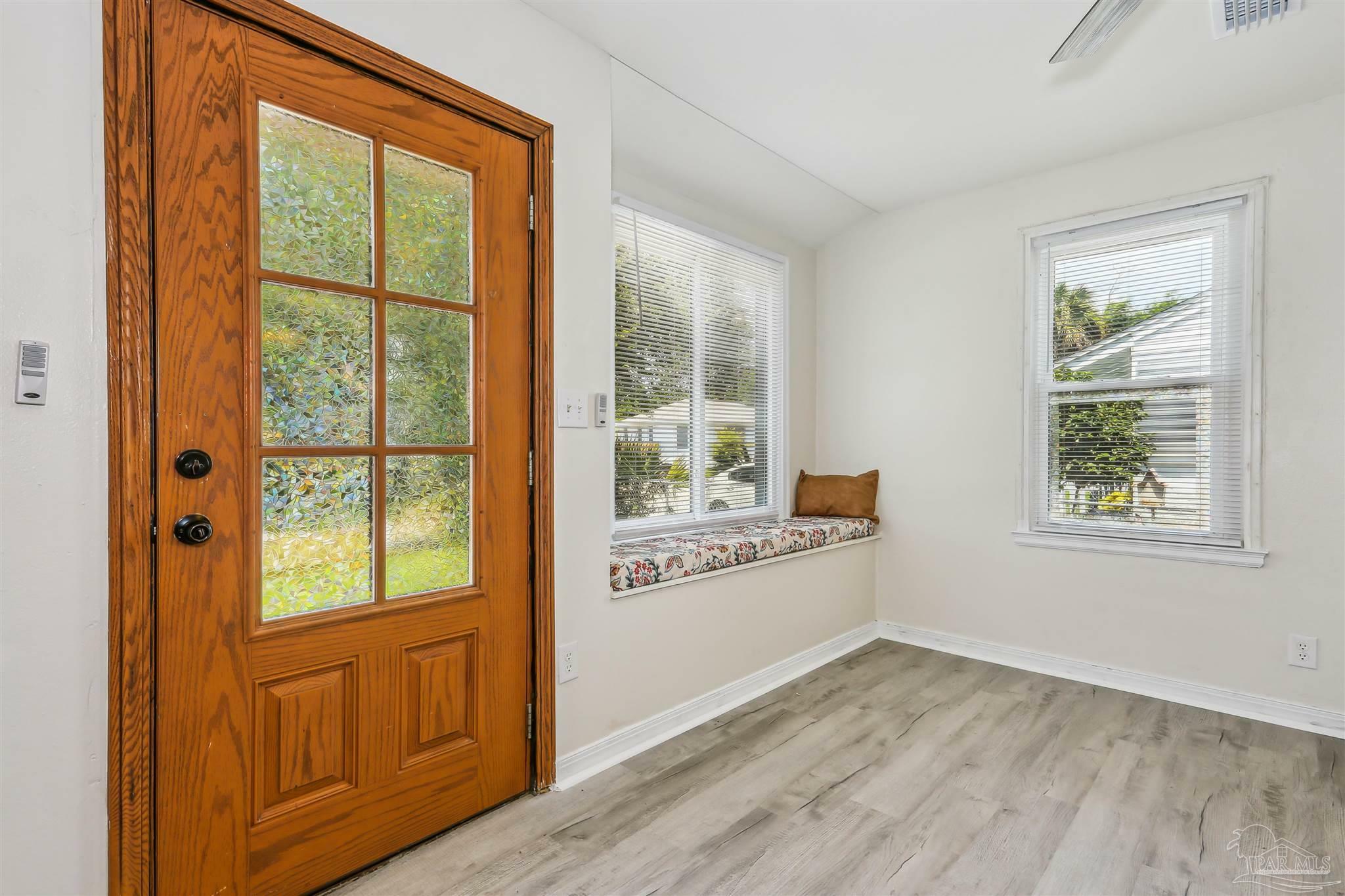 Property Photo: 106 Payne Rd FL 32507