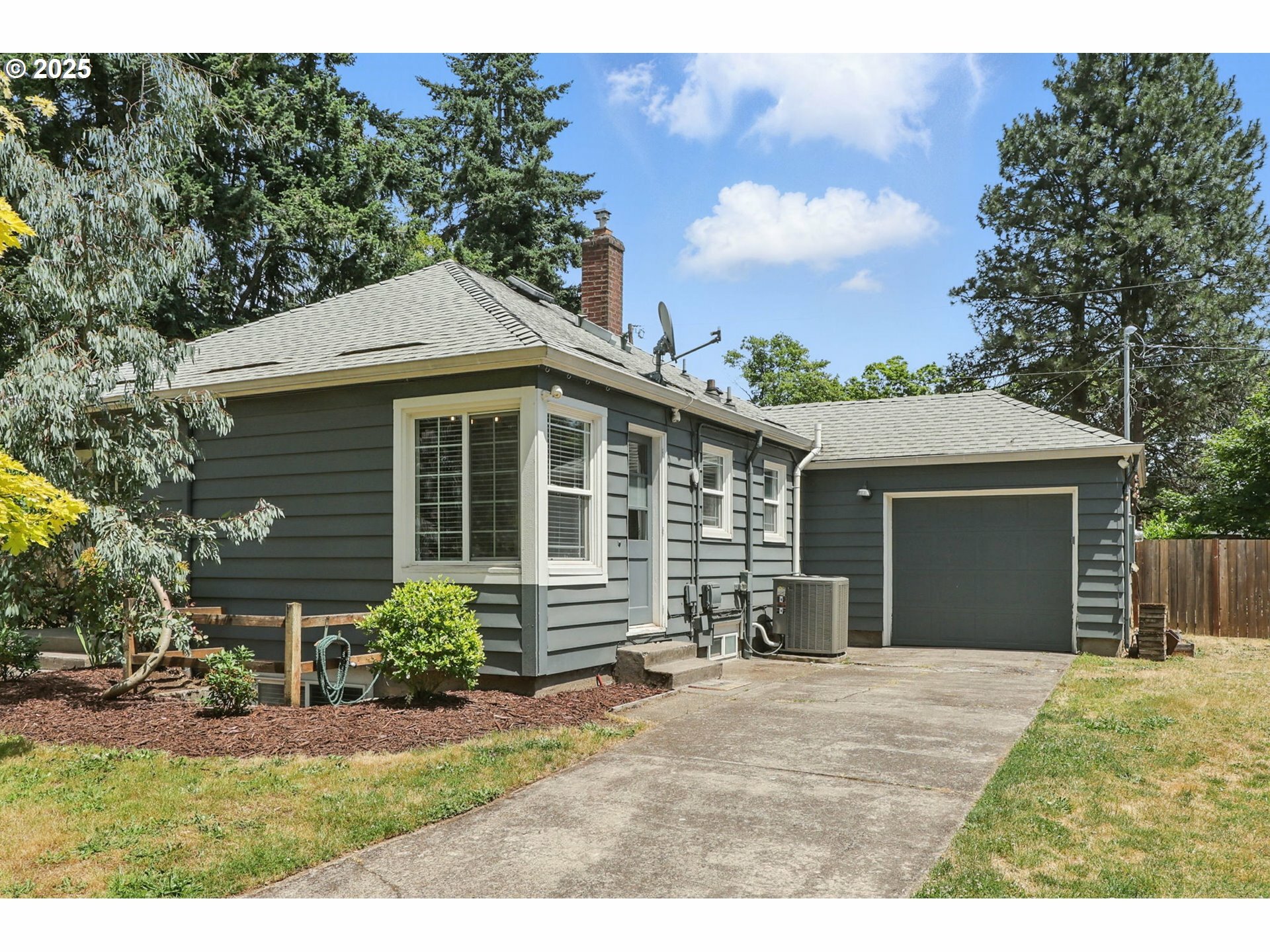 Property Photo:  711 NW 41st St  WA 98660 