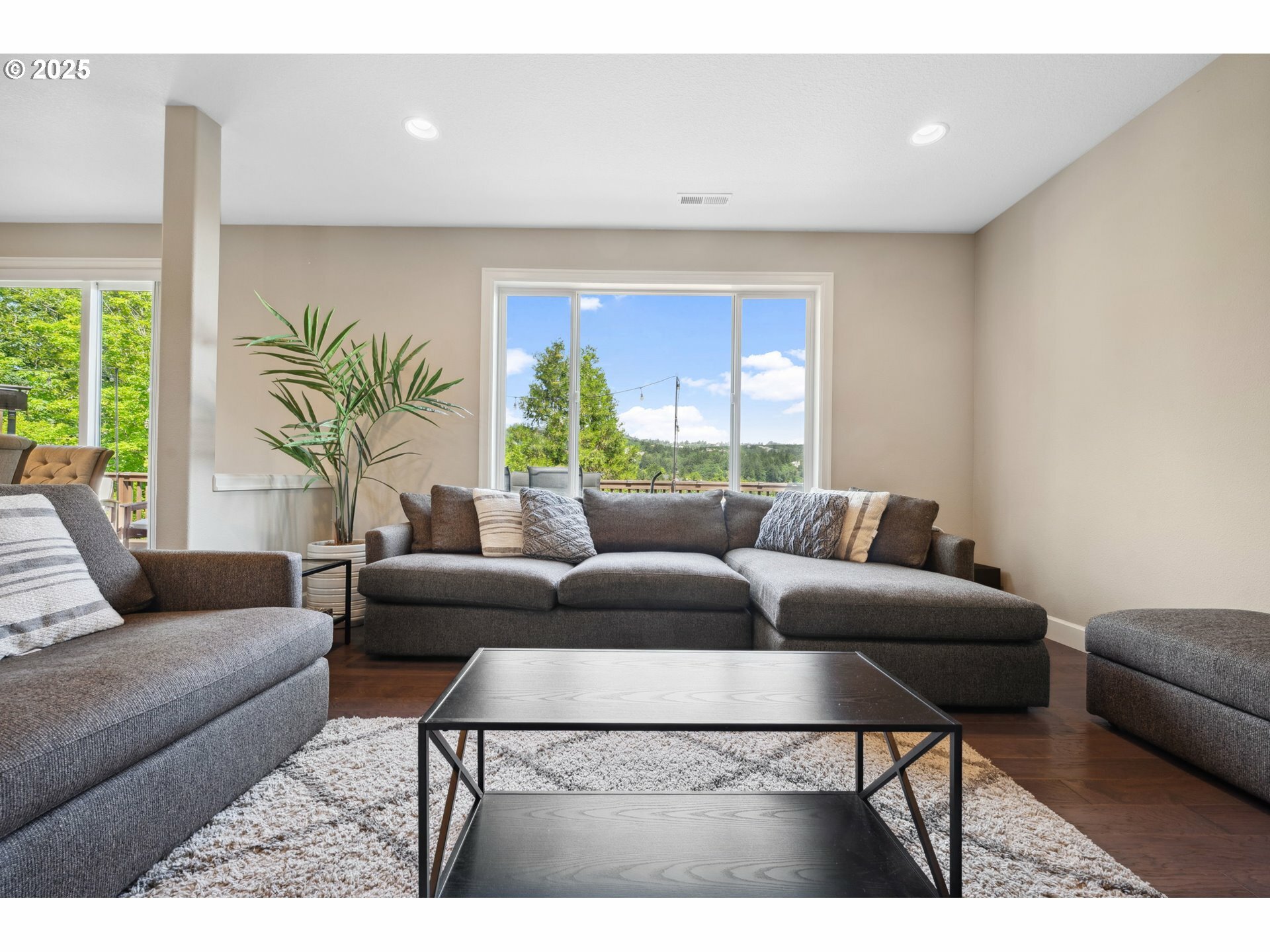 Property Photo: 3042 NW Parkhurst Ter OR 97229
