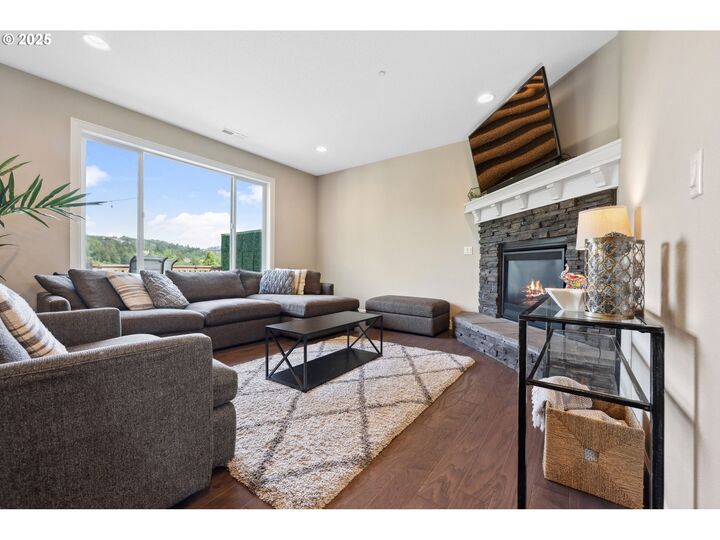 Property Photo: 3042 NW Parkhurst Ter OR 97229