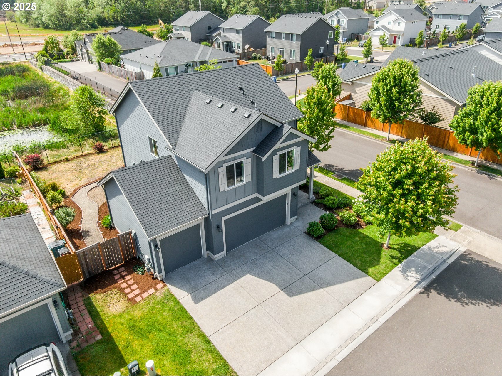 Property Photo:  1012 NE 11th Ct  WA 98604 