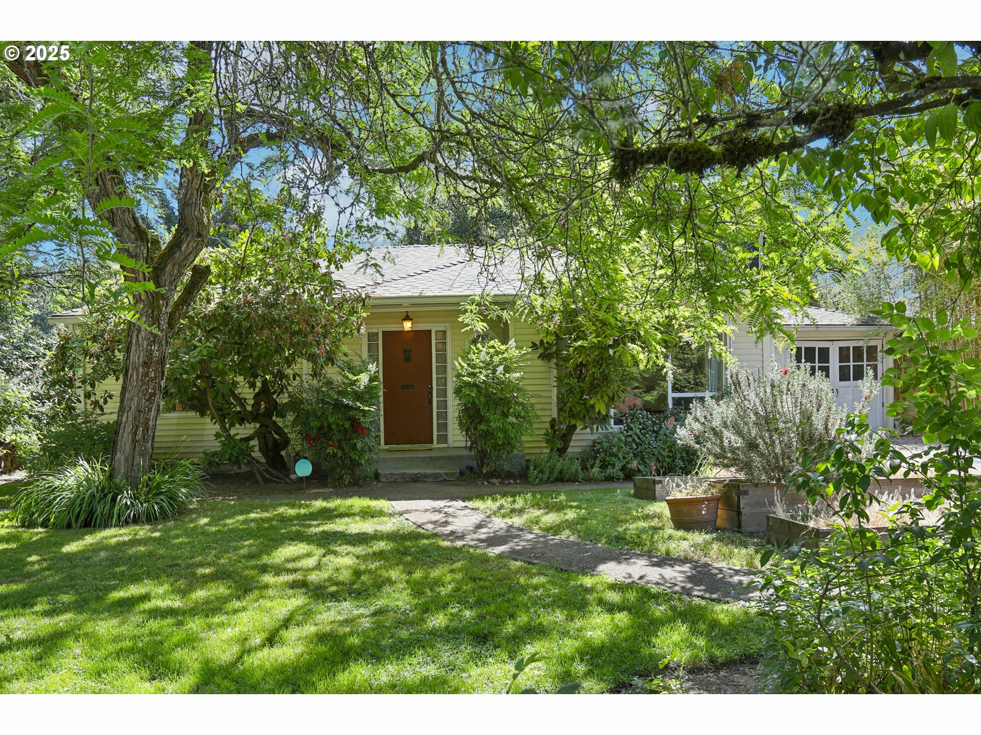 Property Photo:  11924 SE 20th Ave  OR 97222 