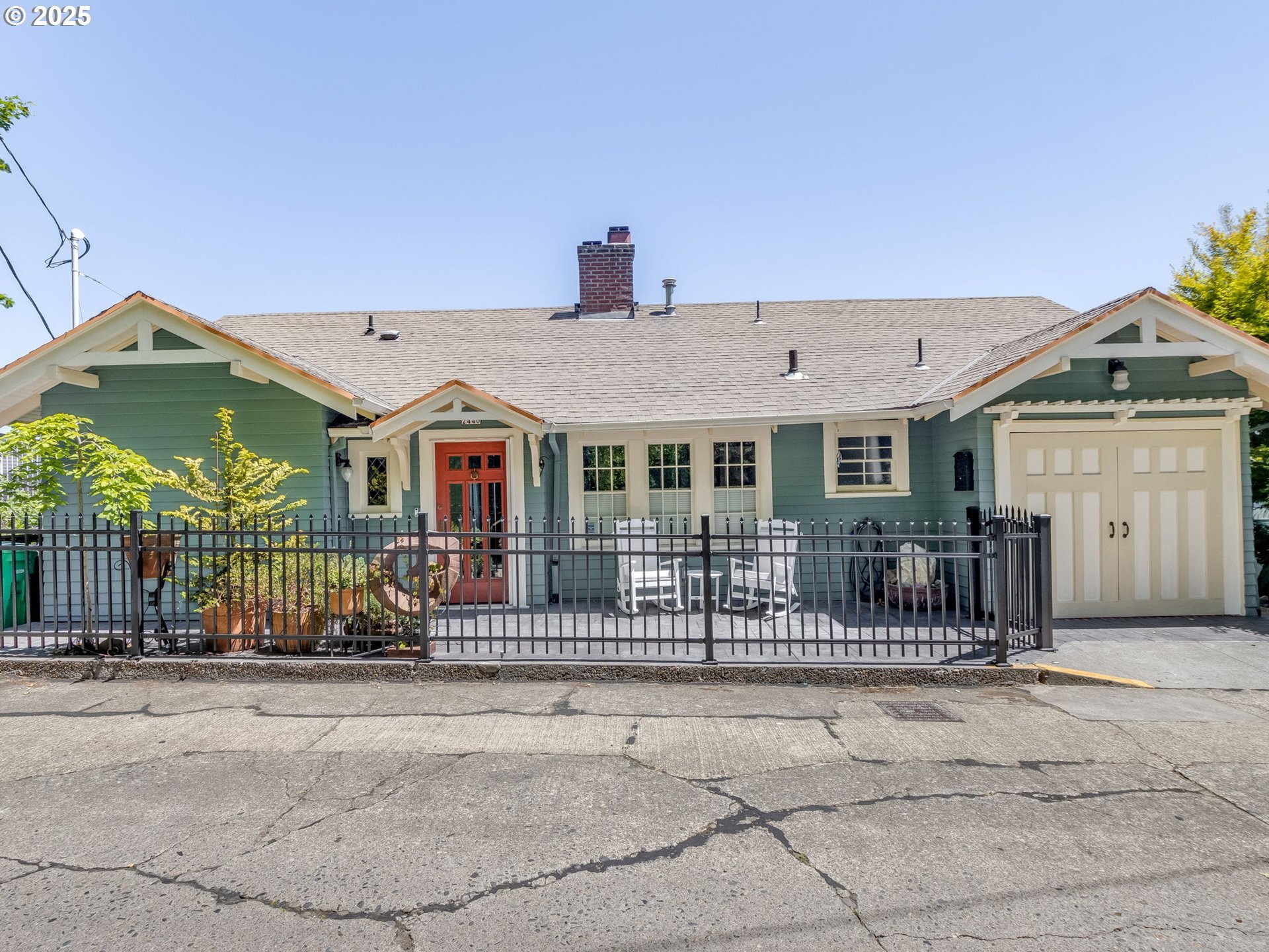Property Photo:  2440 SW Hoffman Ave  OR 97201 