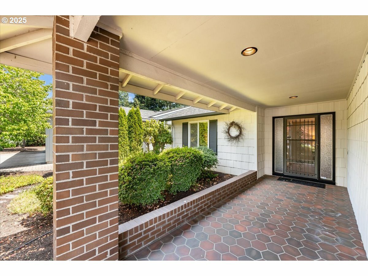 Property Photo:  10620 SW Highland Dr  OR 97224 