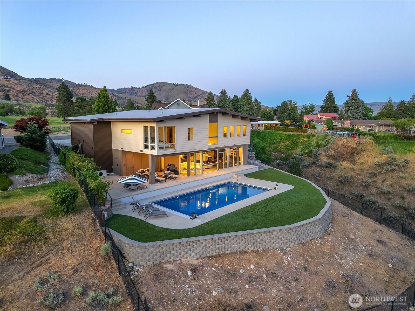 Property Photo: 617 Golf Course Place WA 98816