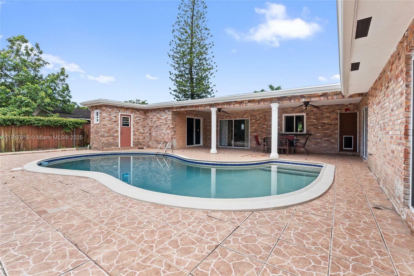 Property Photo:  736 Ixora Ln  FL 33317 