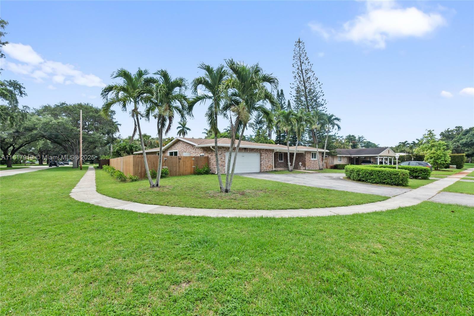 Property Photo: 736 Ixora Ln FL 33317