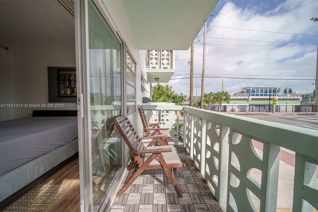 Property Photo: 1100 11th St 202 FL 33139