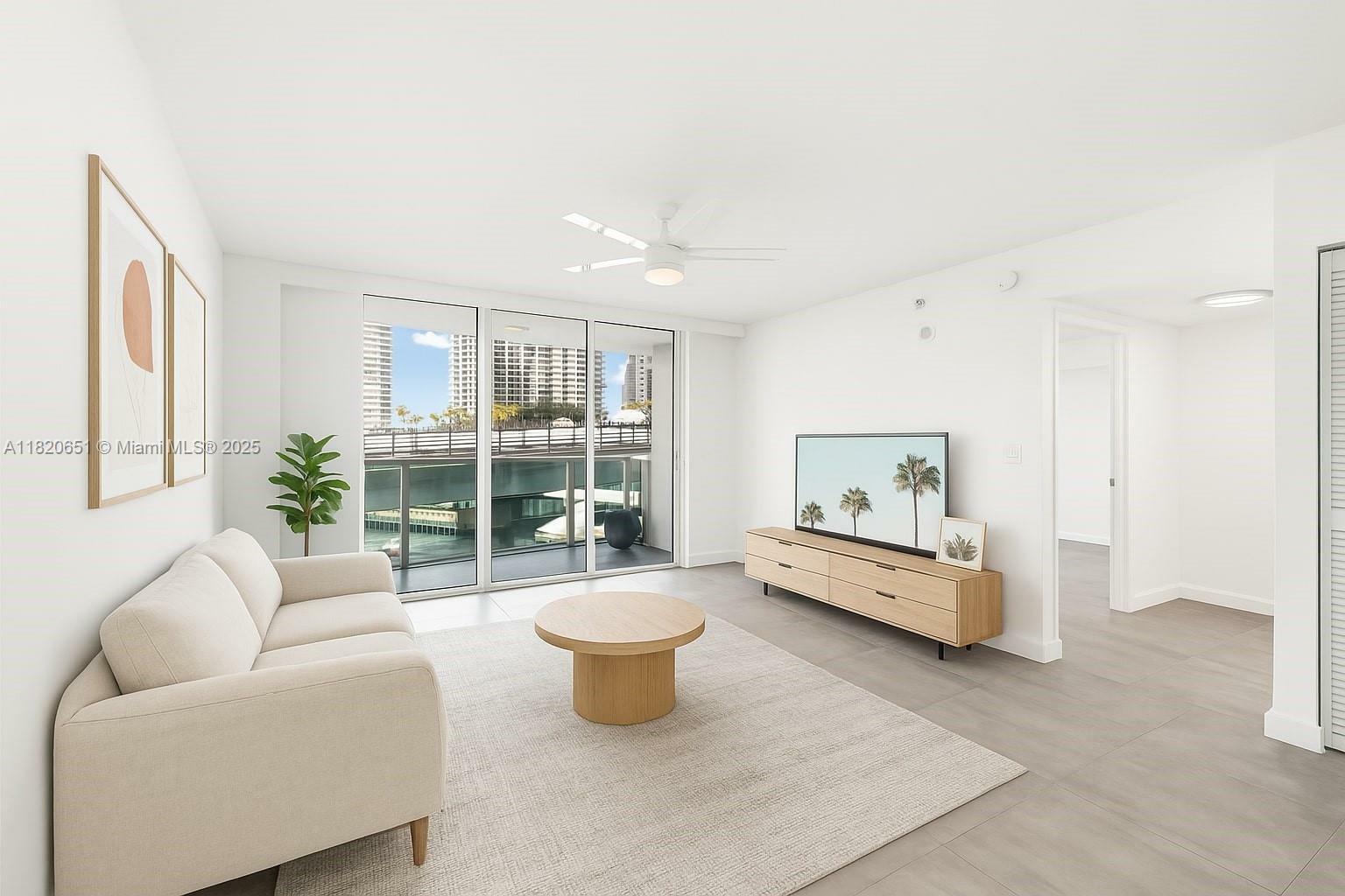 Property Photo: 31 SE 5th St 707 FL 33131
