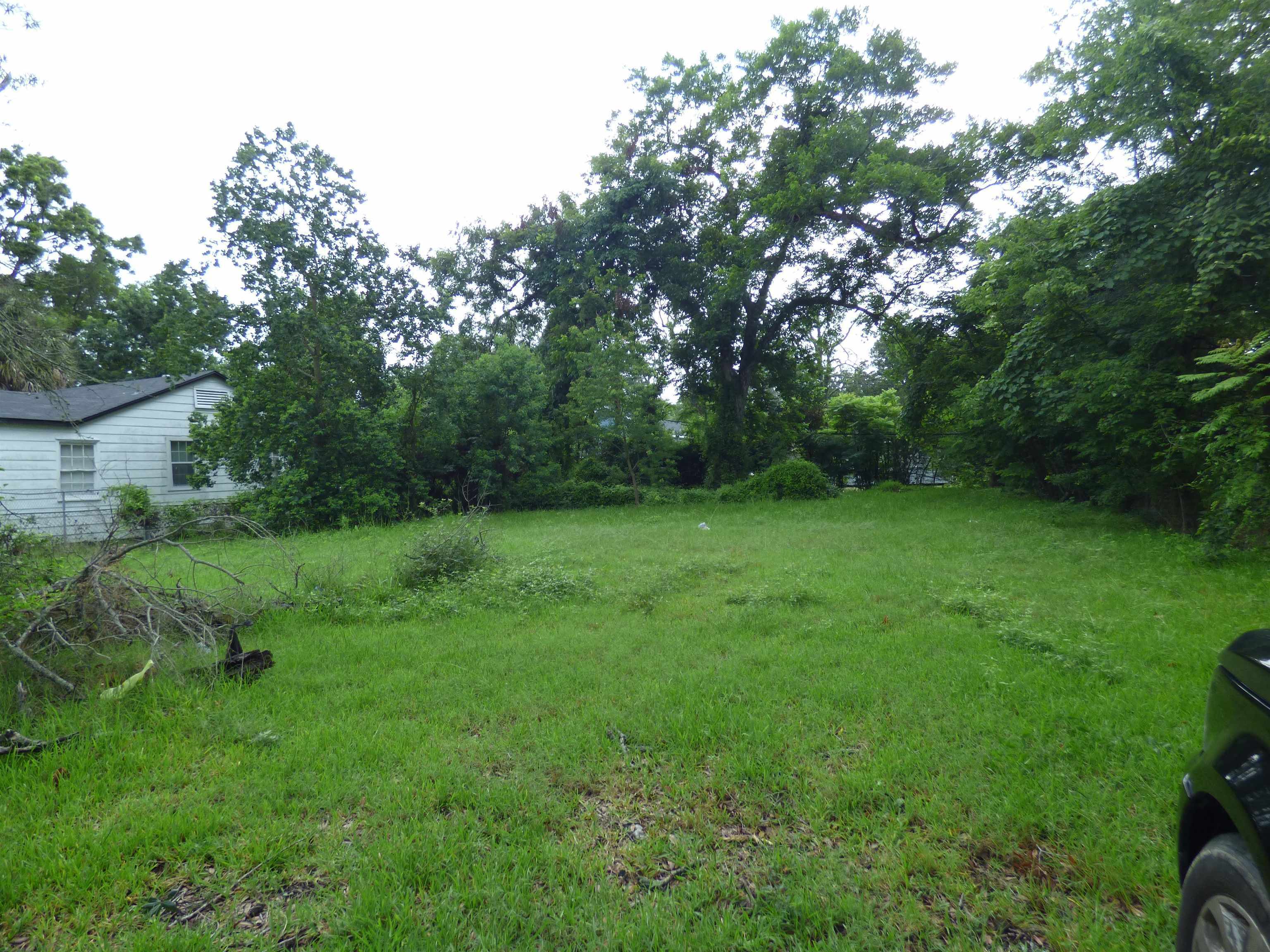 Property Photo: 2410 N 16th St TX 77630