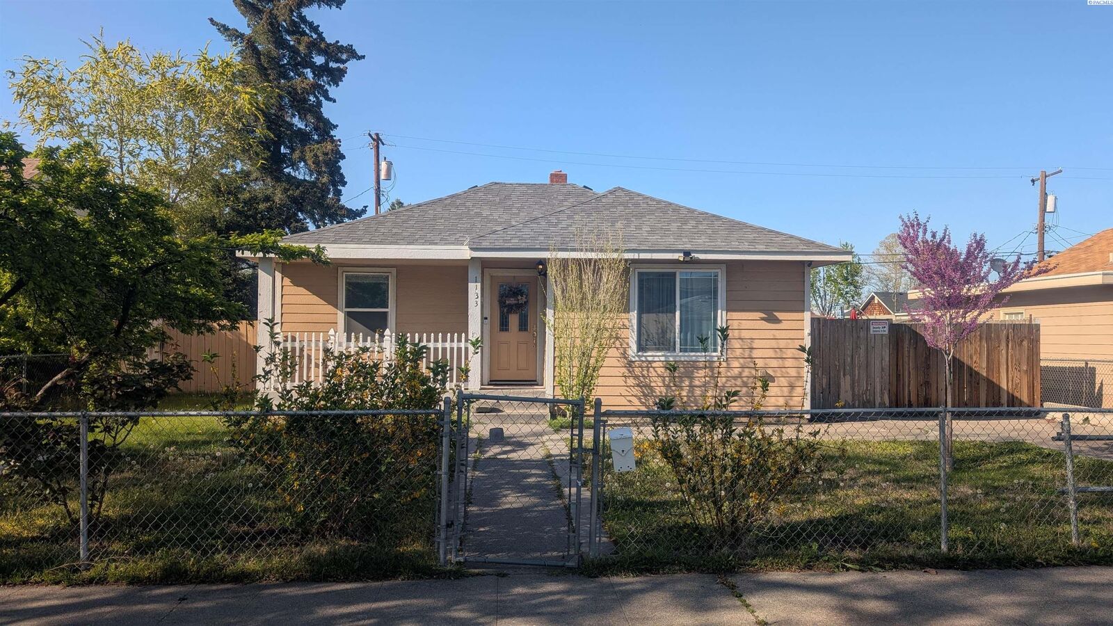 Property Photo:  1133 W Park St  WA 99301 
