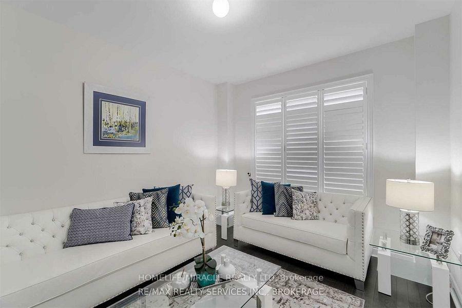 Property Photo: 8 Buttonwood Road ON L6P 4J9