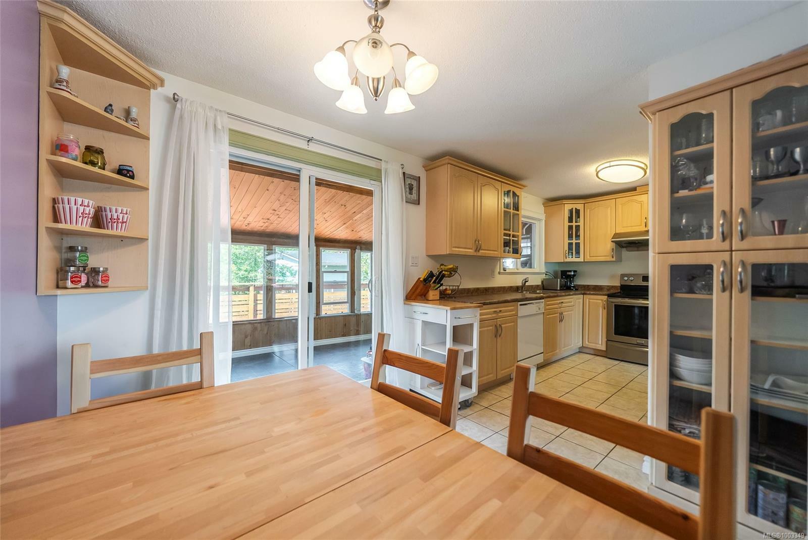 Property Photo: 186 Acacia Ave BC V9R 3L5