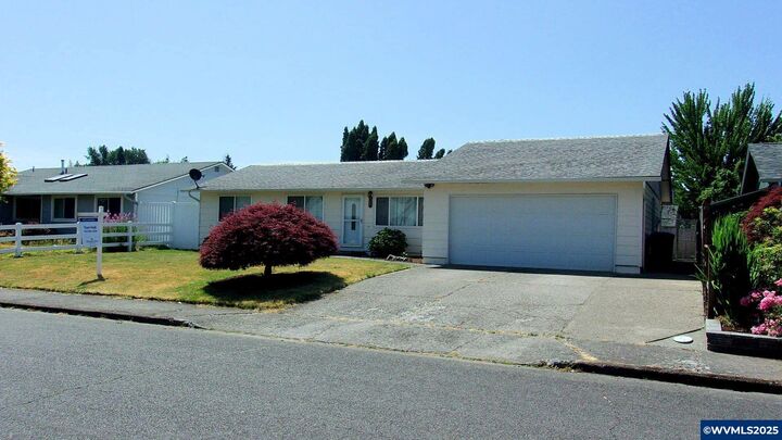 Property Photo: 2168 Aldine Dr NE OR 97303