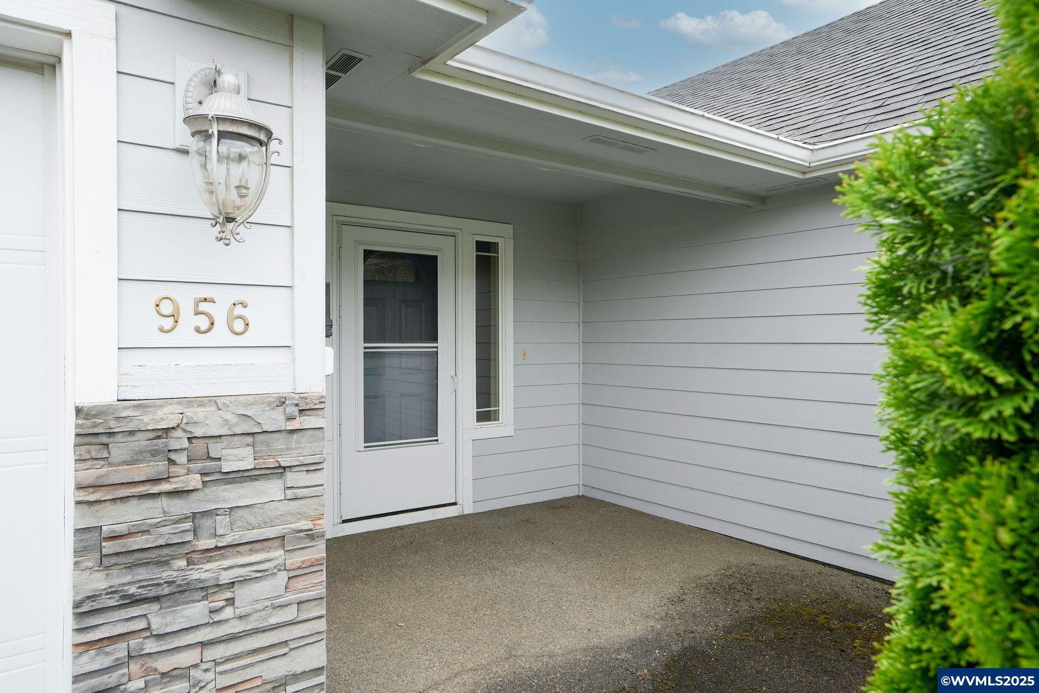 Property Photo: 956 Whippoorwill Ct NW OR 97304