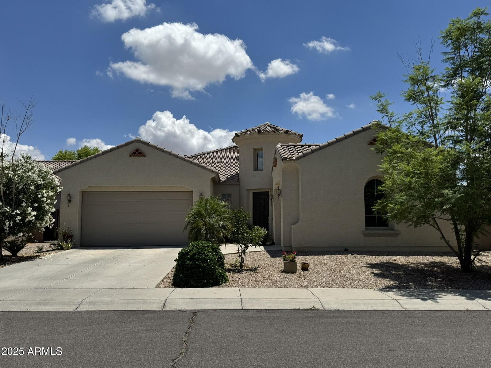 Property Photo: 2531 E Iris Drive AZ 85286