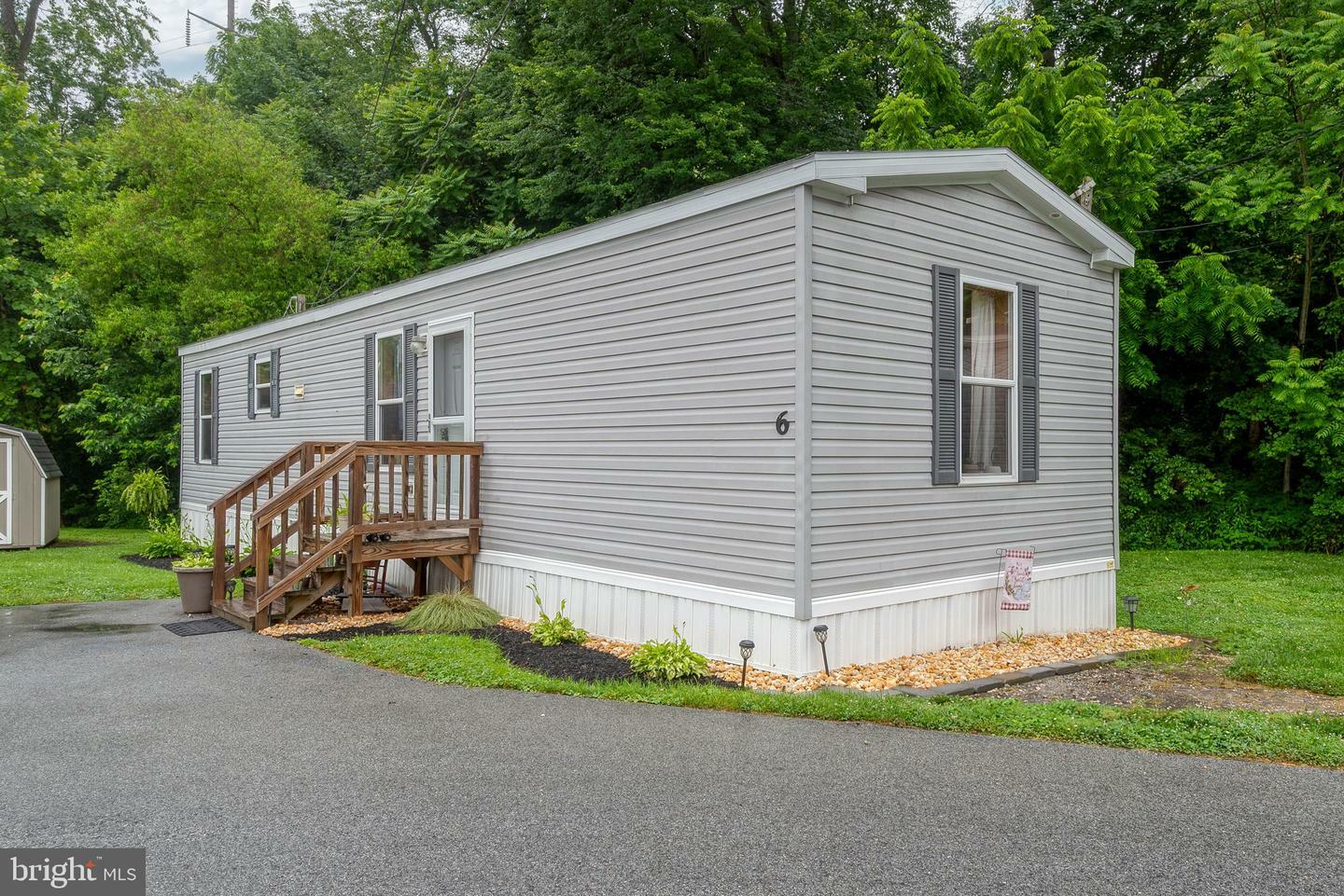 Property Photo:  6 Brackbill Court  PA 17566 